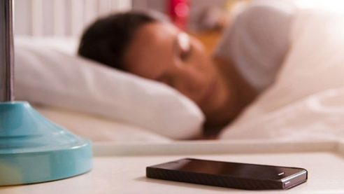 Por qué es peligroso dormir con el celular cerca de la cama